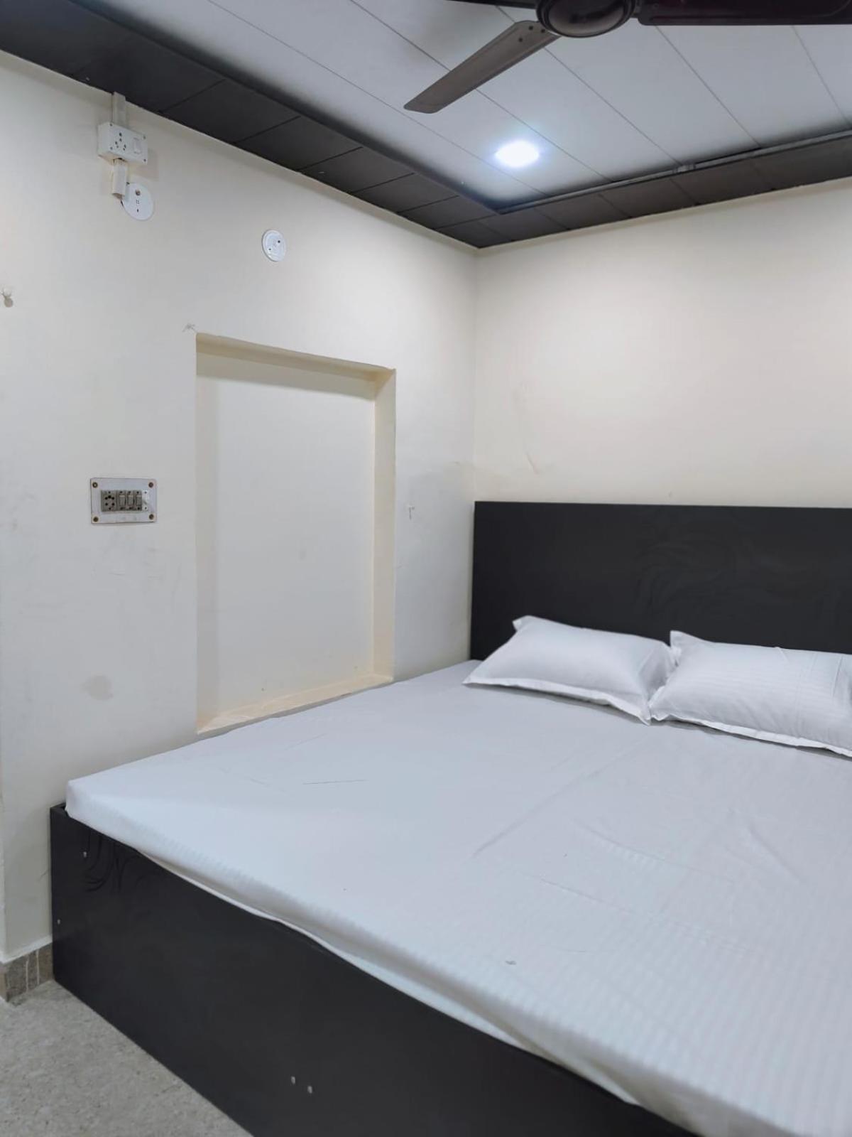 Hotel Crystal Dreams Mathura Dış mekan fotoğraf