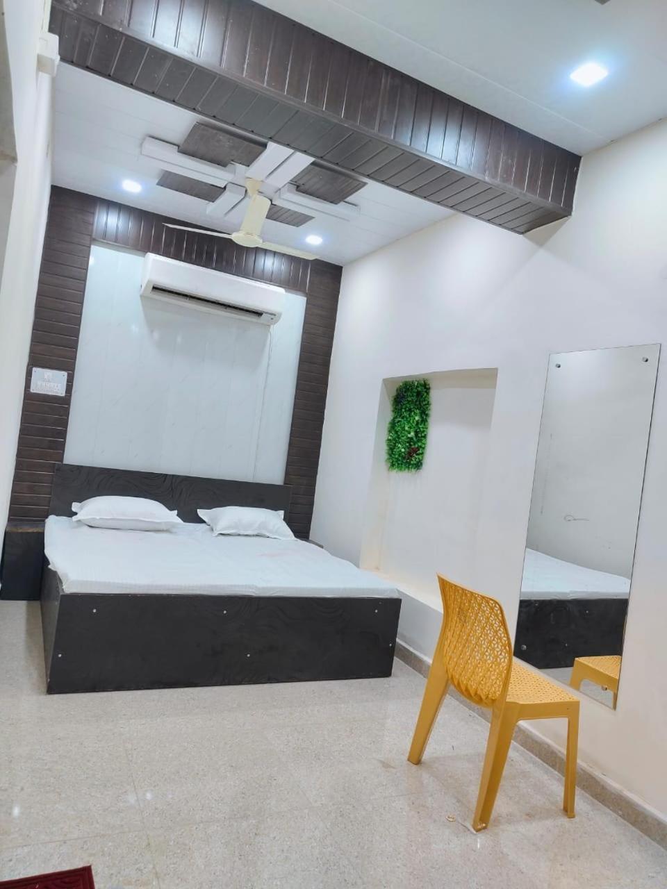Hotel Crystal Dreams Mathura Dış mekan fotoğraf