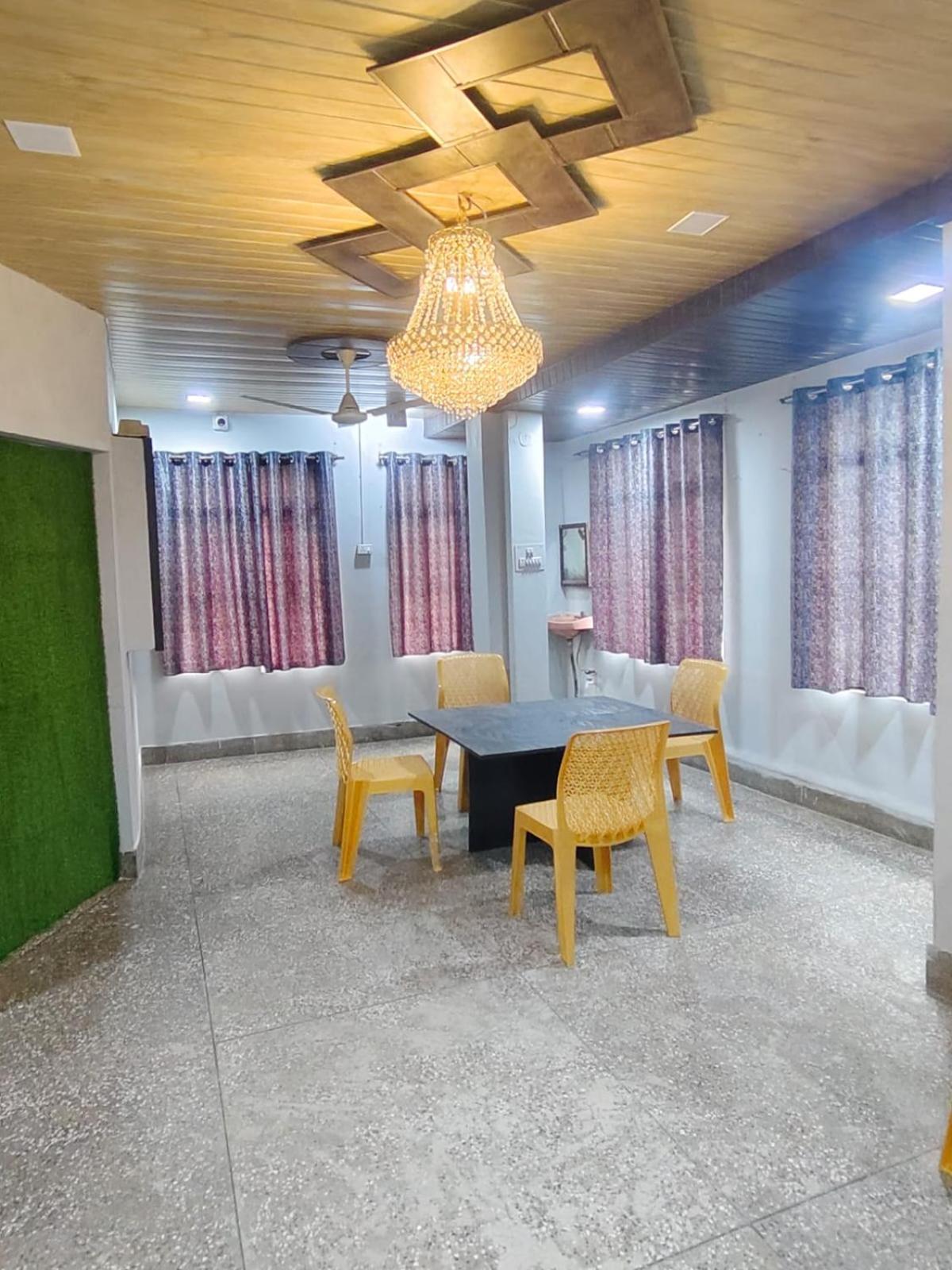 Hotel Crystal Dreams Mathura Dış mekan fotoğraf
